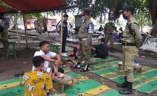 Satpol PP Solo Tertibkan Pelajar Nongkrong Seusai PTM, Ini Foto-Fotonya