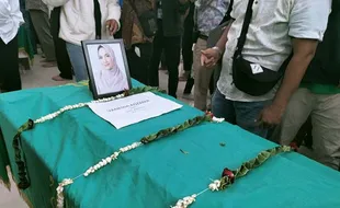 Pemakaman Jenazah Vanessa Angel dan Suami di TPU Ulujami Jaksel