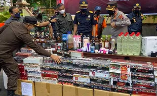 Foto-Foto Pemusnahan Ribuan Barang Ilegal di Sukoharjo