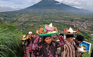 Ada Makam di Puncak Gunung Sumbing, Milik Siapa?