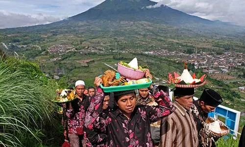 Ada Makam di Puncak Gunung Sumbing, Milik Siapa?