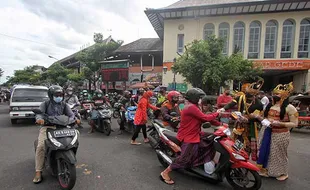 Arjuna & Srikandi Satlantas Polresta Solo Bagi Masker di Pasar Gede