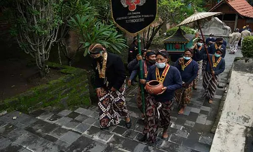 Nguras Sendang Seliran, Tradisi Tahunan Keraton Yogyakarta & Solo