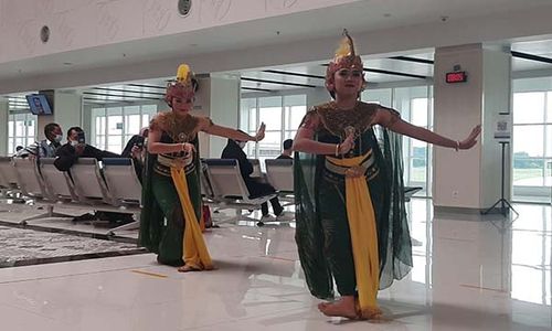 Keren! Ada Pertunjukan Tari di Ruang Tunggu Bandara Adi Soemarmo