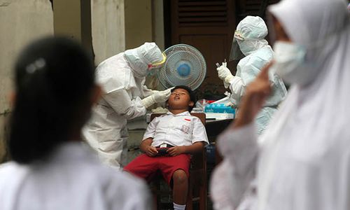 Evaluasi PTM, DKK Solo Gelar Tes PCR di SDN Kestalan