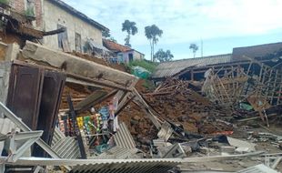 Talut Longsor, Rumah & Warung di Jeruk Selo Rusak Berat