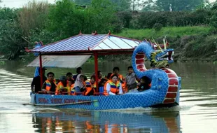 Cobain Wisata Susur Sungai Pakai Perahu Naga di Kali Juwana Pati