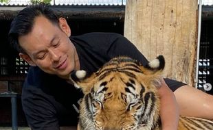 Potret Kedekatan Konglomerat Sukoharjo & Kenzo Si Harimau, Gemes Banget