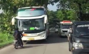 Viral, Pemotor Nekat Hentikan Bus Ngeblong di Sumberlawang Sragen