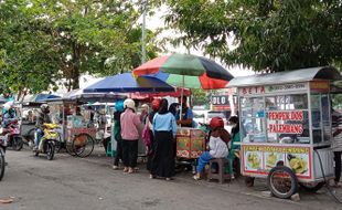 Minyak Goreng Kian Mahal, Penjual Gorengan di Karanganyar Pasrah