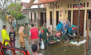 Hujan Seharian, Permukiman Warga Pekalongan Tergenang Banjir Rob