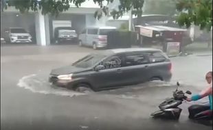 Duh! Diguyur Hujan Deras, Ruas Jalan di Semarang Banjir