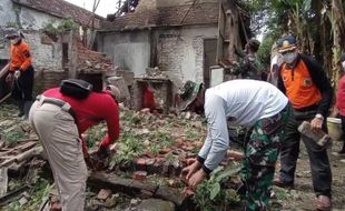 Pohon Angsana 15 Meter Roboh Timpa Rumah Warga Madiun