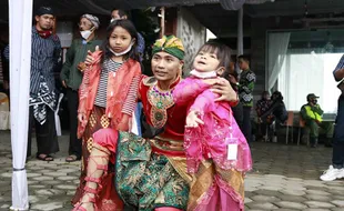 Menengok Upacara Potong Rambut Gimbal di Dieng Culture Festival 2021