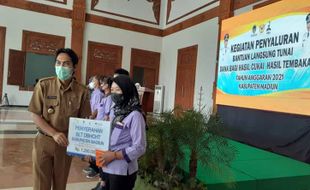 579 Buruh Tani Tembakau dan Pabrik Rokok Madiun Dapat BLT Rp1,2 Juta