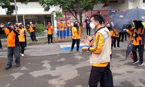 Gibran Rela Hujan-Hujanan demi Semangati Petugas Kebersihan DLH Solo