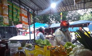 Bakul Pasar Legi Solo Ramai-Ramai Nyumbang Korban Bencana Erupsi Semeru