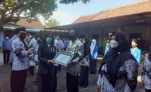 Hari Guru, Dinas Pendidikan Madiun Beri Penghargaan Guru Berprestasi