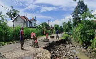 Serem! Jalan di Ponorogo Ini Dipasangi Kijing dari Kuburan