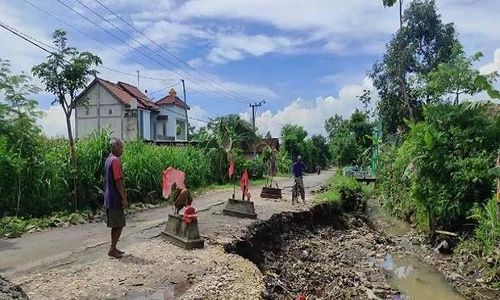 Serem! Jalan di Ponorogo Ini Dipasangi Kijing dari Kuburan