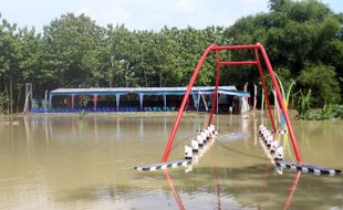 Jembatan Batal Diresmikan Bupati Sragen, Warga Tetap Gelar Acara