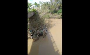 Tertabrak Barongan Bambu, Jembatan Peren Sungai Samin Sukoharjo Rusak