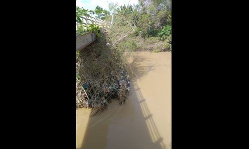 Tertabrak Barongan Bambu, Jembatan Peren Sungai Samin Sukoharjo Rusak