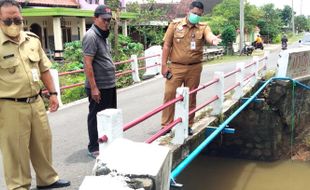 Talut Retak-Retak, Jembatan Sayagen Sukoharjo Mendesak Diperbaiki