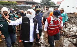 Khofifah Beri Santunan Keluarga Korban Perahu Terbalik Bengawan Solo