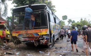 Round Up: Beredar Video Warga Ramai-Ramai Balikkan Bus Rela di Sragen