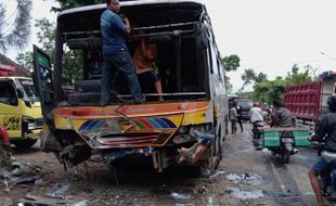 1 Meninggal, Bus Rela Tabrak 2 Mobil dan 1 Motor di Sumberlawang Sragen