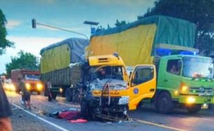 Mobil Rombongan Santri Jombang Ditabrak Truk di Kediri, 4 Meninggal