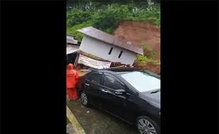 Hujan Seharian, Tebing 15 Meter di Wonosobo Longsor