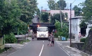 Dikawal Polisi-Dishub, Mesin Ukuran Besar Diangkut Truk ke PLTSa Solo