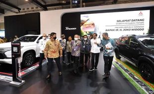 Kunjungi Booth Mitsubishi di GIIAS 2021, Presiden Jokowi Lakukan Ini