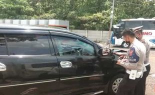 Polisi Selidiki Penyebab Mobil Guru Besar UGM Kecelakaan di Tol Cipali