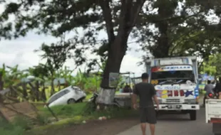 Diparkir, Mobil di Tawangsari Sukoharjo ini Malah Terperosok ke Selokan