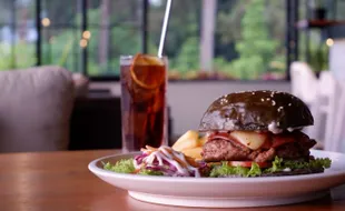 Yummy, Nava Hotel Tawangmangu Sajikan Menu Charcoal Beef Burger