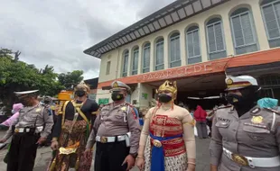 Aksi Unik Polisi Solo, Dandan ala Tokoh Wayang Sambil Operasi di Pasar