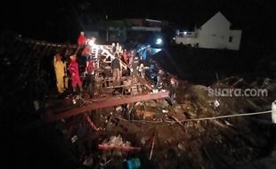 Rumah Ambruk Kena Banjir Bandang di Kota Batu, Ayah & Anak Tertimbun