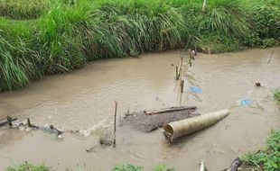 Waduh! Pipa Limbah PT RUM Sukoharjo di Kali Gupit Nguter Patah & Bocor