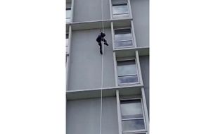 Bikin Deg-degan, Aksi Petugas Damkar Solo Vertical Rescue Turuni Hotel