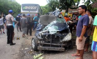 Video Kecelakaan Bus Rela di Sumberlawang, Warga Ramai-ramai Evakuasi