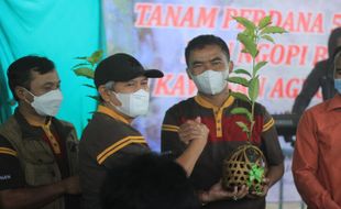 Tanam Perdana 5.000 Batang Kopi untuk Kembangkan Agroeduwisata Magelang