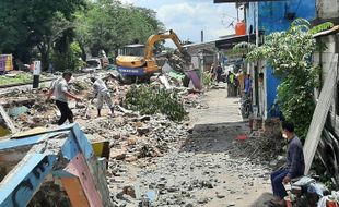 3 Backhoe Ratakan Rumah Warga di Bantaran Rel KA Nusukan Solo