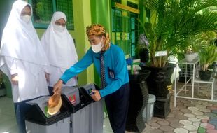 Tempat Sampah Karya 2 Siswi SMP Ini Bisa Terbuka Sendiri dan Bersuara