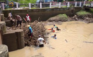 Sempat Viral, Sampah Sungai Pepe Majasto Sukoharjo Akhirnya Dibersihkan