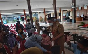 Seragam Gratis SD dan SMP di Wonogiri Senilai Rp8,4 Miliar Dibagikan