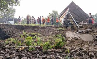 Talut Jalan 12 Meter di Sumberlawang Ambrol, Warung Sosis Kena Dampak