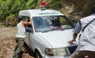 Mobil Terjebak Longsor di Boyolali, Vaksinator Jalan Kaki Temui Warga